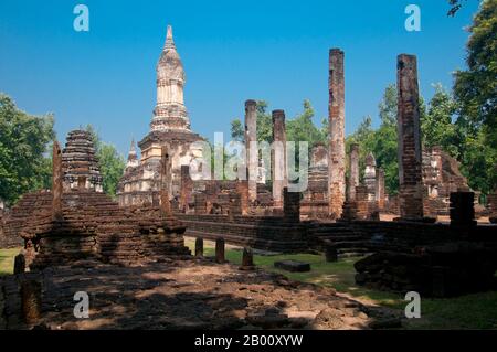 Thailand: Lotus-Bud Chedi, Wat Chedi Chet Thaew, Si Satchanalai Historical Park. Die Anlage von Wat Chedi Chet Thaew enthält eine Reihe von untergeordneten Chedis in einer Vielzahl von Stilen einschließlich Ceylonese, Pagan und Lanna gebaut. SI Satchanalai wurde zwischen dem 13. Und 15. Jahrhundert erbaut und war ein integraler Bestandteil des Sukhothai Reiches. Es wurde in der Regel von Familienmitgliedern der Könige von Sukhothai verwaltet. Stockfoto