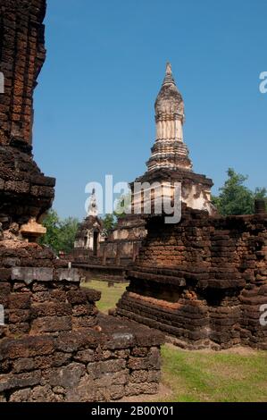 Thailand: Lotus-Bud Chedi, Wat Chedi Chet Thaew, Si Satchanalai Historical Park. Die Anlage von Wat Chedi Chet Thaew enthält eine Reihe von untergeordneten Chedis in einer Vielzahl von Stilen einschließlich Ceylonese, Pagan und Lanna gebaut. SI Satchanalai wurde zwischen dem 13. Und 15. Jahrhundert erbaut und war ein integraler Bestandteil des Sukhothai Reiches. Es wurde in der Regel von Familienmitgliedern der Könige von Sukhothai verwaltet. Stockfoto