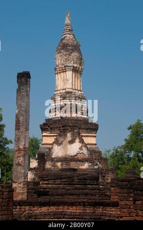 Thailand: Lotus-Bud Chedi, Wat Chedi Chet Thaew, Si Satchanalai Historical Park. Die Anlage von Wat Chedi Chet Thaew enthält eine Reihe von untergeordneten Chedis in einer Vielzahl von Stilen einschließlich Ceylonese, Pagan und Lanna gebaut. SI Satchanalai wurde zwischen dem 13. Und 15. Jahrhundert erbaut und war ein integraler Bestandteil des Sukhothai Reiches. Es wurde in der Regel von Familienmitgliedern der Könige von Sukhothai verwaltet. Stockfoto