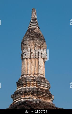 Thailand: Lotus-Bud Chedi, Wat Chedi Chet Thaew, Si Satchanalai Historical Park. Die Anlage von Wat Chedi Chet Thaew enthält eine Reihe von untergeordneten Chedis in einer Vielzahl von Stilen einschließlich Ceylonese, Pagan und Lanna gebaut. SI Satchanalai wurde zwischen dem 13. Und 15. Jahrhundert erbaut und war ein integraler Bestandteil des Sukhothai Reiches. Es wurde in der Regel von Familienmitgliedern der Könige von Sukhothai verwaltet. Stockfoto