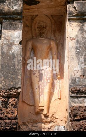 Thailand: Buddha, Wat Chedi Chet Thaew, Si Satchanalai Historical Park. Die Anlage von Wat Chedi Chet Thaew enthält eine Reihe von untergeordneten Chedis in einer Vielzahl von Stilen einschließlich Ceylonese, Pagan und Lanna gebaut. SI Satchanalai wurde zwischen dem 13. Und 15. Jahrhundert erbaut und war ein integraler Bestandteil des Sukhothai Reiches. Es wurde in der Regel von Familienmitgliedern der Könige von Sukhothai verwaltet. Stockfoto