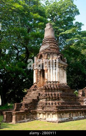 Thailand: Wat Chedi Chet Thaew, Si Satchanalai Historical Park. Die Anlage von Wat Chedi Chet Thaew enthält eine Reihe von untergeordneten Chedis in einer Vielzahl von Stilen einschließlich Ceylonese, Pagan und Lanna gebaut. SI Satchanalai wurde zwischen dem 13. Und 15. Jahrhundert erbaut und war ein integraler Bestandteil des Sukhothai Reiches. Es wurde in der Regel von Familienmitgliedern der Könige von Sukhothai verwaltet. Stockfoto