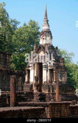 Thailand: Wat Chedi Chet Thaew, Si Satchanalai Historical Park. Die Anlage von Wat Chedi Chet Thaew enthält eine Reihe von untergeordneten Chedis in einer Vielzahl von Stilen einschließlich Ceylonese, Pagan und Lanna gebaut. SI Satchanalai wurde zwischen dem 13. Und 15. Jahrhundert erbaut und war ein integraler Bestandteil des Sukhothai Reiches. Es wurde in der Regel von Familienmitgliedern der Könige von Sukhothai verwaltet. Stockfoto