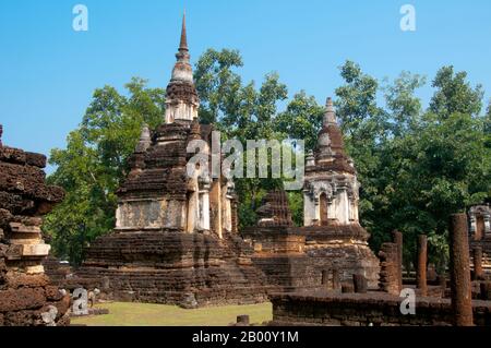 Thailand: Wat Chedi Chet Thaew, Si Satchanalai Historical Park. Die Anlage von Wat Chedi Chet Thaew enthält eine Reihe von untergeordneten Chedis in einer Vielzahl von Stilen einschließlich Ceylonese, Pagan und Lanna gebaut. SI Satchanalai wurde zwischen dem 13. Und 15. Jahrhundert erbaut und war ein integraler Bestandteil des Sukhothai Reiches. Es wurde in der Regel von Familienmitgliedern der Könige von Sukhothai verwaltet. Stockfoto