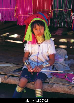 Thailand: Junge Padaung (Long Neck Karen) Mädchen, Dorf in der Nähe von Mae Hong Son. Die Padaung oder Kayan Lahwi oder langhalsige Karen sind eine Untergruppe der Kayan, eine Mischung aus law-Stamm, Kayan Stamm und mehrere andere Stämme. Kayan sind eine Untergruppe der Roten Karen (Karenni), eine tibeto-burmanische ethnische Minderheit von Burma (Myanmar). Stockfoto