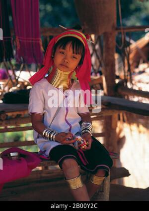 Thailand: Junge Padaung (Long Neck Karen) Mädchen, Dorf in der Nähe von Mae Hong Son. Die Padaung oder Kayan Lahwi oder langhalsige Karen sind eine Untergruppe der Kayan, eine Mischung aus law-Stamm, Kayan Stamm und mehrere andere Stämme. Kayan sind eine Untergruppe der Roten Karen (Karenni), eine tibeto-burmanische ethnische Minderheit von Burma (Myanmar). Stockfoto