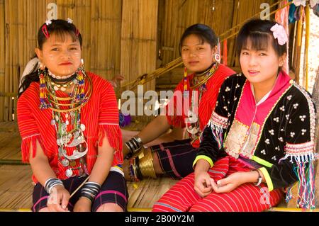 Thailand: Karen Long Ears Women und gewöhnliche Karen Woman (rechts), Karen Long Neck Village und Seven Tribe Village, nahe Mae Taman, nördlich von Chiang Mai. Die Karen oder Kayin Menschen (PWA Ka Nyaw Poe oder Kanyaw in Sgaw Karen und Ploan in Poe Karen; Kariang oder Yang in Thai), sind eine sino-tibetische Sprache sprechende ethnische Gruppe, die vor allem im südlichen und südöstlichen Burma (Myanmar) wohnt. Die Karen machen etwa 7 Prozent der gesamten birmanischen Bevölkerung von etwa 50 Millionen Menschen aus. Eine große Anzahl von Karen wohnt auch in Thailand, meist an der thailändisch-birmanischen Grenze. Stockfoto