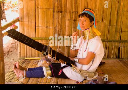 Thailand: Padaung (Long Neck Karen) Weben Tuch, Karen Long Neck Village und Seven Tribe Village, in der Nähe von Mae Taman, nördlich von Chiang Mai. Die Padaung oder Kayan Lahwi oder langhalsige Karen sind eine Untergruppe der Kayan, eine Mischung aus law-Stamm, Kayan Stamm und mehrere andere Stämme. Kayan sind eine Untergruppe der Roten Karen (Karenni), eine tibeto-burmanische ethnische Minderheit von Burma (Myanmar). Stockfoto