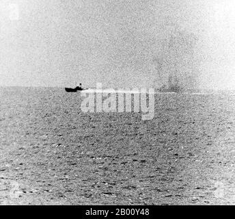 Vietnam: Der Golf von Tonkin Vorfall - 'Nordvietnamesische Motor-Torpedoboot attackiert USS Maddox, 2. August 1964'. US Navy Foto 711524. Der Golf von Tonkin Vorfall, oder der USS Maddox Vorfall, sind die Namen zu zwei getrennten Zwischenfällen gegeben, ein umstrittener, mit Nord-Vietnam und den Vereinigten Staaten in den Gewässern des Golfs von Tonkin. Am 2. August 1964 wurde der Zerstörer USS Maddox von drei Torpedobooten der North Vietnamese Navy der 135. Torpedostaffel engagiert. Es kam zu einer Seeschlacht, in der die Maddox über 280 3' und 5' Granaten aufwandten. Stockfoto