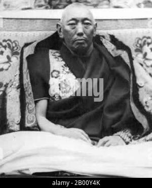 China/Tibet: Thubten Gyatso (thub bstan rgya mtsho; 1876-1933) 13. Dalai Lama von Tibet. Thubten Gyatso war der 13. Dalai Lama von Tibet. 1878 wurde er als Reinkarnation des Dalai Lama anerkannt. Er wurde nach Lhasa eskortiert und vom Panchen Lama, Tenpai Wangchuk, seine Gelübde vor dem Novizen abgelegt und mit dem Namen "Ngawang Lobsang Thupten Gyatso Jigdral Chokley Namgyal" benannt. 1879 wurde er im Potala-Palast inthronisiert, übernahm aber erst 1895, nachdem er seine Mehrheit erreicht hatte, die politische Macht. Thubten Gyatso war ein intelligenter Reformer, der sich als geschickter Politiker erwies. Stockfoto