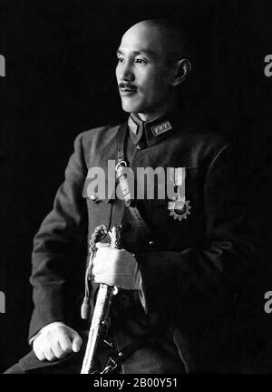 China/Taiwan: Chiang Kai-shek (31. Oktober 1887 – 5. April 1975) war ein politischer und militärischer Führer des China des 20. Jahrhunderts (ca. 1927-49) und anschließend Taiwans (1949-1975). Chiang Kai-shek war ein einflussreiches Mitglied der nationalistischen Partei Kuomintang (KMT) und Sun Yat-sens enger Verbündeter. Er wurde der Kommandant von Kuomintang's Whampoa Military Academy und nahm Sun's Platz in der Partei, als letztere starb im Jahr 1925. 1928 führte Chiang die Nordexpedition an, um das Land zu vereinigen und damit Chinas Gesamtführer zu werden. Er führte China im Zweiten Chinesisch-Japanischen Krieg, der seine Bekanntheit wuchs. Stockfoto