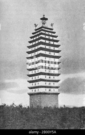 China: Eine Pagode in Kunming, Yunnan. Foto von George Ernest Morrison (1862-1920), c. 1896. Erbaut am Ufer des Dian-Sees und umgeben von Kalksteinbergen, war Kunming eine wichtige alte Handelsroute zwischen Tibet, China und Südostasien. Die Stadt, damals Yunnanfu genannt, litt unter den Händen des Rebellenführers Du Wenxiu, des Sultans von Dali, der die Stadt zwischen 1858 und 1868 mehrmals attackierte und belagerte und die meisten buddhistischen Tempel der Stadt abriss. Stockfoto