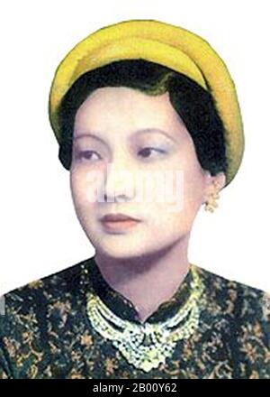 Vietnam: Nam Phuong ('Southern Parfüm'), Kaiserin von Vietnam, 1914-1963. Marie-Therese Nguyen Huu Thi Lan, spätere Kaiserin Nam Phuong und Kaiserin Nam Phuong (14. Dezember 1914 – 16. Dezember 1963), war die erste und primäre Ehefrau von Bao Dai, dem letzten König von Annam und letzter Kaiser von Vietnam von 1934 bis zu ihrem Tod. Sie war auch die erste und einzige Kaiserin (hoang hau) der Nguyen-Dynastie (1804-1945). Stockfoto