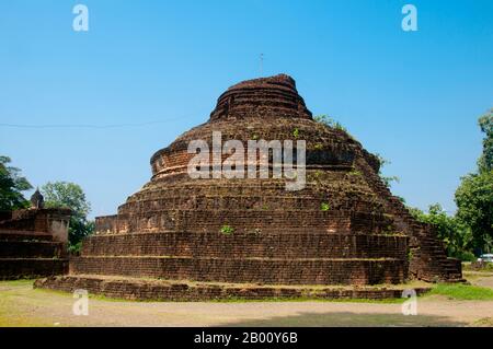 Thailand: Chedi hinter Wat Phra Si Rattana Mahathat Chaliang, Si Satchanalai Historical Park. SI Satchanalai wurde zwischen dem 13. Und 15. Jahrhundert erbaut und war ein integraler Bestandteil des Sukhothai Reiches. Es wurde in der Regel von Familienmitgliedern der Könige von Sukhothai verwaltet. Stockfoto