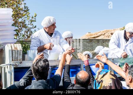 Freiwillige geben den Einheimischen auf dem ashura-festival in Shiraz City, Iran, wohltätige Getränke. Stockfoto
