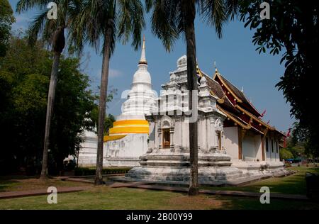 Thailand: Die wichtigsten Chedi, der Kulai Chedi, und Viharn Lai kam, Wat Phra Singh, Chiang Mai, Nordthailand. Wat Phra Singh oder, um ihm seinen vollen Namen zu geben, Wat Phra Singh Woramahaviharn, wurde zuerst um 1345 von König Phayu, 5. König der Mangrai Dynastie errichtet. König Mengrai gründete die Stadt Chiang Mai (was "neue Stadt" bedeutet) im Jahr 1296, und es folgte Chiang Rai als Hauptstadt des Lanna Königreiches. Chiang Mai wird manchmal als 'Chiengmai' oder 'Chiangmai' geschrieben und ist die größte und kulturell bedeutsamste Stadt im Norden Thailands. Stockfoto