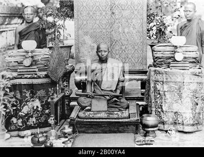 Kambodscha: Khmer Buddhistische Mönche nehmen an einer Kathin Zeremonie in Phnom Penh im Jahr 1925 Teil. Die Kathin-Zeremonie ist eines der wichtigsten Merit-Making-Festivals in Thailand, Kambodscha und Laos. Bei der Zeremonie geht es darum, den Mönchen, die in den buddhistischen Tempeln leben, neue Roben anzubieten. Der vollständige Name dieses Festivals ist 'Thot Kathins'. Die Bedeutung des Wortes 'Thot' ist es, eine Opfergabe an einen Mönch zu machen, und das Wort 'Kathin' weist auf einen Stickrahmen hin. Die Kathin Zeremonie findet am Ende der Regenzeit im September statt, wenn Laien Kleidung, Geld, Küchengeräte und andere Werkzeuge für Mönche anbieten. Stockfoto