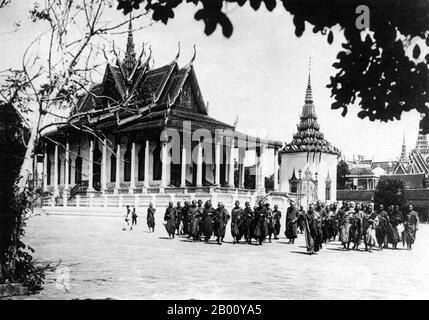 Kambodscha: Buddhistische Mönche des Dhammayutikanikay-Ordens versammeln sich 1924 vor der Silberpagode in Phnom Penh. Die Silberpagode befindet sich auf der Südseite des Königspalastes in Phnom Penh und ist der offizielle Tempel des Königs von Kambodscha. Der vollständige offizielle Name des Tempels ist Preah Vihear Preah Keo Morakot, wird aber allgemein als Wat Preah Keo bezeichnet. Das Hauptgebäude beherbergt viele nationale Schätze wie einen kleinen Baccarat-Kristall-Buddha aus dem 17th. Jahrhundert und einen lebensgroßen goldenen Maitreya-Buddha, der mit 9.584 Diamanten verziert ist, von denen der größte 25 Karat wiegt. Stockfoto