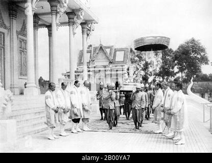 Kambodscha: Die Krönungszeremonie von HM Sisowath Monivong im Königlichen Palast in Phnom Penh am 24. Juli 1928. Er wird auf einer Limousine getragen, während Brahmane Begleiter sich mit Conches anschoben. Preah bat Sisowath Monivong (1875–1941) war von 1927 bis 1941 König von Kambodscha. Der zweite Sohn von König Sisowath wurde während der Herrschaft von König Norodom geboren, der von Oudong aus als Marionettenkönig für das französische Kolonialprotektorat regierte. 1884, nachdem die Franzosen Laos erobert und Vietnam besetzt hatten, wurde Kambodscha ein direkter Kolonialbesitz. Die königliche Familie zog von Oudong in die neue Hauptstadt von Phnom Penh Stockfoto