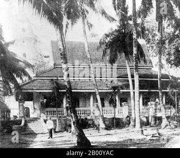 Kambodscha: Ein Foto der Moschee von Chrang Chames aus dem Jahr 1918 bei Phnom Penh, deren Minarett im Hintergrund kaum zu sehen ist. In Kambodscha ist der Islam die Religion der Mehrheit der Cham und einiger malaiischer Minderheiten. Im Jahr 1975 sollen es landesweit 150.000 bis 200.000 Muslime gegeben haben. Jedoch erodierte die Verfolgung unter den Roten Khmer ihre Zahl schwer. Im Jahr 2009 schätzte das Pew Research Center die muslimische Bevölkerung Kambodschas auf 236.000. Alle Cham-Muslime sind Sunniten der Shafi'i-Schule. Es gibt auch eine wachsende Ahmadiyya muslimische Gemeinschaft im Land. Stockfoto