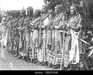 Benin/Dahomey: Gruppe pensionierter Mino oder 'Dahomey Amazons'. Foto von Edmond Fortier (1862-1918), 1908. Die Dahomey Amazonen oder Mino waren ein Fon all-female Militärregiment des Königreichs Dahomey (heute Benin), das bis zum Ende des 19th. Jahrhunderts dauerte. Die Mino wurden aus den Ahosi ("Königsfrauen") rekrutiert, von denen es oft Hunderte gab. Einige Frauen in der Fon-Gesellschaft wurden freiwillig ahosi, während andere unfreiwillig eingeschrieben wurden, wenn ihre Ehemänner oder Väter sich beim König über ihr Verhalten beschwerten. Stockfoto