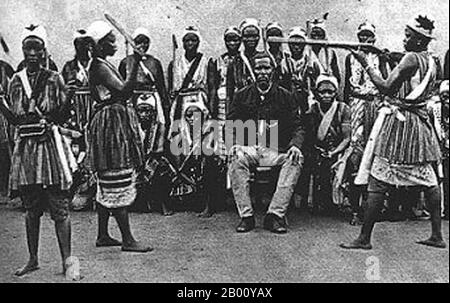 Benin/Dahomey: Eine Gruppe von Mino- oder 'Dahomey Amazon'-Kriegern, c. 1890. Die Dahomey Amazonen oder Mino waren ein Fon all-female Militärregiment des Königreichs Dahomey (heute Benin), das bis zum Ende des 19th. Jahrhunderts dauerte. Die Mino wurden aus den Ahosi ("Königsfrauen") rekrutiert, von denen es oft Hunderte gab. Einige Frauen in der Fon-Gesellschaft wurden freiwillig ahosi, während andere unfreiwillig eingeschrieben wurden, wenn ihre Ehemänner oder Väter sich beim König über ihr Verhalten beschwerten. Die Mitgliedschaft bei den Mino sollte alle aggressiven Charaktereigenschaften zum Zwecke des Krieges schärfen. Stockfoto