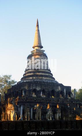 Thailand: Glockenförmige Chedi im Sri-lankischen Stil, Wat Chang Lom, Si Satchanalai Historical Park. Wat Chang Lom wurde zwischen 1285 und 1291 von König Ramkhamhaeng erbaut. SI Satchanalai wurde zwischen dem 13. Und 15. Jahrhundert erbaut und war ein integraler Bestandteil des Sukhothai Reiches. Es wurde in der Regel von Familienmitgliedern der Könige von Sukhothai verwaltet. Stockfoto