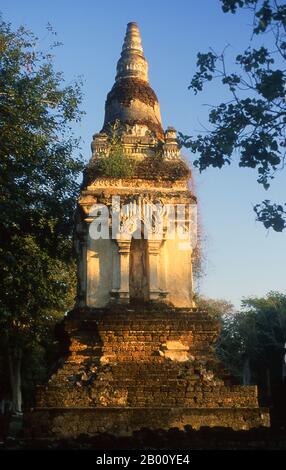 Thailand: Wat Chedi Chet Thaew, Si Satchanalai Historical Park. Die Anlage von Wat Chedi Chet Thaew enthält eine Reihe von untergeordneten Chedis in einer Vielzahl von Stilen einschließlich Ceylonese, Pagan und Lanna gebaut. SI Satchanalai wurde zwischen dem 13. Und 15. Jahrhundert erbaut und war ein integraler Bestandteil des Sukhothai Reiches. Es wurde in der Regel von Familienmitgliedern der Könige von Sukhothai verwaltet. Stockfoto