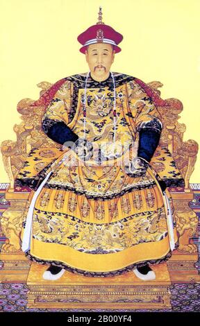 China: Kaiser Yongzheng (1678 - 1735), Geburtsname Yinzhen und Tempelname Shizong. Hängende Schriftrolle Malerei, 18th Jahrhundert. Der Yongzheng-Kaiser (13. Dezember 1678 – 8. Oktober 1735) war der vierte Kaiser der Mandschu-Qing-Dynastie und der dritte Qing-Kaiser, der von 1722 bis 1735 über das eigentliche China herrschte. Als hart arbeitender Herrscher war Yongzhengs Hauptziel, eine effektive Regierung zu minimalen Kosten zu schaffen. Wie sein Vater, der Kaiser Kangxi, verwendete Yongzheng militärische Gewalt, um die Position der Dynastie zu bewahren. Er wurde von Historikern verdächtigt, den Thron an sich gerissen zu haben. Stockfoto