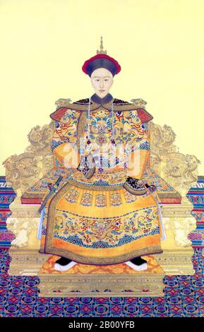 China: Kaiser Guangxu (1871-1908), Geburtsname Zaitian und Tempelname Dezong. Hängende Schriftrolle Malerei, Ende 19th Jahrhundert. Der Kaiser Guangxu (14. August 1871 bis 14. November 1908), geboren in Zaitian, war der zehnte Kaiser der von Manchu geführten Qing Dynastie und der neunte Qing Kaiser, der über China selbst regierte. Seine Herrschaft dauerte von 1875 bis 1908, aber in der Praxis regierte er, unter dem Einfluss der Kaiserin Dowager Cixi, nur von 1889 bis 1898. Er initiierte die Hunderttägige Reform, wurde aber abrupt gestoppt, als Cixi 1898 einen Staatsstreich startete, nach dem er bis zu seinem Tod unter Hausarrest gestellt wurde. Stockfoto