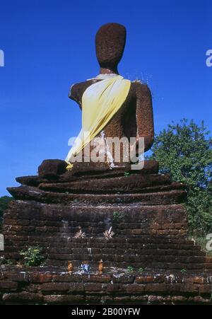 Thailand: Verwitterter Buddha im Wat Phra Kaew, Kamphaeng Phet Historical Park. Kamphaeng Phet Historical Park in Zentral-Thailand war einst Teil des Sukhothai-Königreichs, das im 13th. Und 14th. Jahrhundert n. Chr. blühte. Das Sukhothai Königreich war das erste der thailändischen Königreiche. Sukhothai, was wörtlich "Dawn of Happiness" bedeutet, war die Hauptstadt des Sukhothai-Königreichs und wurde 1238 gegründet. Es war die Hauptstadt des thailändischen Reiches für etwa 140 Jahre. Stockfoto