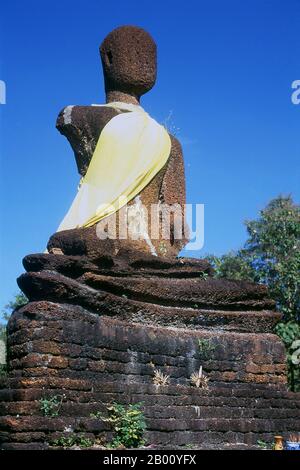 Thailand: Verwitterter Buddha im Wat Phra Kaew, Kamphaeng Phet Historical Park. Kamphaeng Phet Historical Park in Zentral-Thailand war einst Teil des Sukhothai-Königreichs, das im 13th. Und 14th. Jahrhundert n. Chr. blühte. Das Sukhothai Königreich war das erste der thailändischen Königreiche. Sukhothai, was wörtlich "Dawn of Happiness" bedeutet, war die Hauptstadt des Sukhothai-Königreichs und wurde 1238 gegründet. Es war die Hauptstadt des thailändischen Reiches für etwa 140 Jahre. Stockfoto