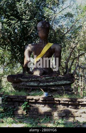 Thailand: Verwitterter Buddha im Wat Phra Kaew, Kamphaeng Phet Historical Park. Kamphaeng Phet Historical Park in Zentral-Thailand war einst Teil des Sukhothai-Königreichs, das im 13th. Und 14th. Jahrhundert n. Chr. blühte. Das Sukhothai Königreich war das erste der thailändischen Königreiche. Sukhothai, was wörtlich "Dawn of Happiness" bedeutet, war die Hauptstadt des Sukhothai-Königreichs und wurde 1238 gegründet. Es war die Hauptstadt des thailändischen Reiches für etwa 140 Jahre. Stockfoto