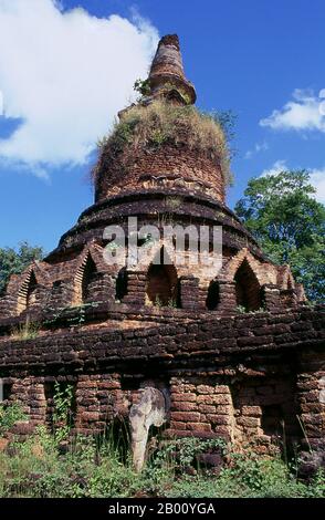 Thailand: Hauptchedi im Wat Phra Kaew, Kamphaeng Phet Historical Park. Kamphaeng Phet Historical Park in Zentral-Thailand war einst Teil des Sukhothai-Königreichs, das im 13th. Und 14th. Jahrhundert n. Chr. blühte. Das Sukhothai Königreich war das erste der thailändischen Königreiche. Sukhothai, was wörtlich "Dawn of Happiness" bedeutet, war die Hauptstadt des Sukhothai-Königreichs und wurde 1238 gegründet. Es war die Hauptstadt des thailändischen Reiches für etwa 140 Jahre. Stockfoto