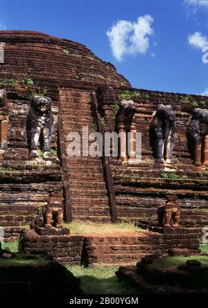 Thailand: Einige der 68 Elefanten rund um die Basis des Ceylonese-Stil Chedi, Wat Chang Rob, Kamphaeng Phet Historical Park. Kamphaeng Phet Historical Park in Zentral-Thailand war einst Teil des Sukhothai-Königreichs, das im 13th. Und 14th. Jahrhundert n. Chr. blühte. Das Sukhothai Königreich war das erste der thailändischen Königreiche. Sukhothai, was wörtlich "Dawn of Happiness" bedeutet, war die Hauptstadt des Sukhothai-Königreichs und wurde 1238 gegründet. Es war die Hauptstadt des thailändischen Reiches für etwa 140 Jahre. Stockfoto