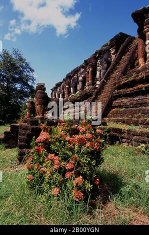 Thailand: Einige der 68 Elefanten rund um die Basis des Ceylonese-Stil Chedi, Wat Chang Rob, Kamphaeng Phet Historical Park. Kamphaeng Phet Historical Park in Zentral-Thailand war einst Teil des Sukhothai-Königreichs, das im 13th. Und 14th. Jahrhundert n. Chr. blühte. Das Sukhothai Königreich war das erste der thailändischen Königreiche. Sukhothai, was wörtlich "Dawn of Happiness" bedeutet, war die Hauptstadt des Sukhothai-Königreichs und wurde 1238 gegründet. Es war die Hauptstadt des thailändischen Reiches für etwa 140 Jahre. Stockfoto