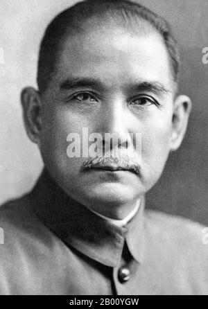 China: Dr. Sun Yat-sen (1866-1925), Gründer der Chinesischen Republik, c. 1911. Sun Yat-sen (12. November 1866 – 12. März 1925) war ein chinesischer revolutionärer und politischer Führer. Als der wichtigste Pionier des nationalistischen China wird Sun häufig als der Gründervater des republikanischen China bezeichnet. Sun spielte eine entscheidende Rolle beim Sturz der Qing-Dynastie, der letzten kaiserlichen Dynastie Chinas. Sun war der erste provisorische Präsident, als die Republik China (ROC) 1912 gegründet wurde und später die Chinesische Nationale Volkspartei (Kuomintang, KMT) mitbegründete. Stockfoto