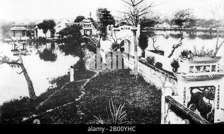 Vietnam: Die Huc-Brücke und der Ngoc-Son-Tempel, Hanoi (Anfang des 20th. Jahrhunderts). Die hölzerne, rot bemalte Huc Bridge, was "Morning Sunlight Bridge" bedeutet, verbindet Jade Island mit dem Ufer über den Hoan Kiem See, der im historischen Zentrum von Hanoi liegt. Ngoc Son Tempel (Jade Mountain Tempel) steht auf der Insel. Es wurde im 18th. Jahrhundert errichtet, um den 13th-Jahrhundert-Militärführer Trang Hung Dao zu ehren, der sich im Kampf gegen Kublai Khans Yuan-Dynastie auszeichnete. Stockfoto