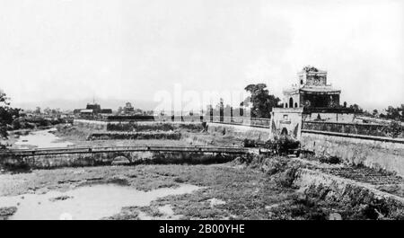 Vietnam: Die Kaiserliche Zitadelle in Hue. Foto von Pierre Dieulefils (1862-1937), Ende des 19th. Jahrhunderts. Die Kaiserstadt Hue wurde von einer Mauer umgeben, die 2 Kilometer mal 2 Kilometer lang war, und die Mauern wurden von einem Graben umgeben. Das Wasser aus dem Graben wurde vom Huong Fluss (Parfüm Fluss), der durch Hue fließt, entnommen. Diese Struktur wird die Zitadelle genannt. Im Juni 1802 übernahm Nguyen Phuc Anh die Kontrolle über Vietnam und ernannte sich zum Kaiser Gia Long. Seine Herrschaft wurde von China im Jahr 1804 anerkannt, im selben Jahr begann der Bau auf dem neuen Palast und Zitadelle. Stockfoto