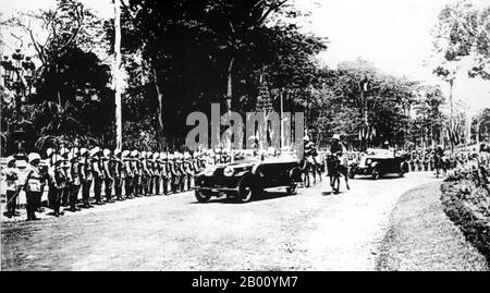 Vietnam: Ehrenwache auf Parade vor dem Norodom Palast, Saigon (1925). Ursprünglich der französische Gouverneurspalast, dann der Norodom-Palast, dann der Unabhängigkeitspalast, wurde das prächtige ursprüngliche französische Gebäude abgerissen, um Platz für den Wiedervereinigungspalast zu machen, der zwischen 1962 und 66 an derselben Stelle errichtet wurde. Es ist heute ein berühmtes Wahrzeichen in Ho Chi Minh City und ein beliebtes Museum und Touristenattraktion. Das heutige Gebäude wurde von der Architektin NGO Viet Thu entworfen und war während des US-Vietnamkriegs Sitz und Arbeitsplatz des Präsidenten von Südvietnam. Stockfoto