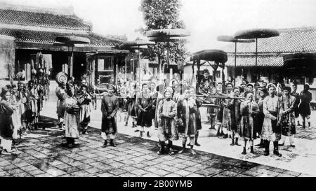 Vietnam: Kaiser Duy Tan verlässt seinen Palast in einem Palanquin, Hue. Foto von Pierre Dieulefils (1862-1937), Anfang 20th Jahrhundert. Kaiser Duy Tân (Nguyễn Phúc Vĩnh San, 14. August 1899 – 25. Dezember 1945), war ein Kind Kaiser der Nguyễn-Dynastie und regierte neun Jahre lang zwischen 1907 und 1916. Sein Name war Prinz Nguyễn Phúc Vĩnh San und war Sohn des Kaisers Thành Thái. Wegen seiner Opposition gegen die französische Herrschaft und seiner unberechenbaren, verkommenen Handlungen (die einige Spekulationen vorgetäuscht haben, um seine Opposition vor den Franzosen zu schützen) wurde Thành Thái Vũng Tàu für verrückt erklärt und nach 1907 verbannt. Stockfoto