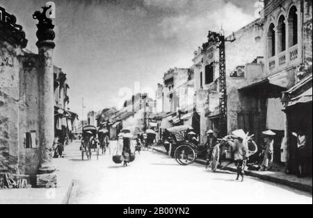 Vietnam: Pho Hang Bac oder Silver Street, Old Quarter, Hanoi, 1920. Die meisten Straßennamen in Hanois Altstadt beginnen "hängen", was "hüpfen" oder "verzaubern" bedeutet. „BAC“ bedeutet „silver“. Diese Straße stammt aus dem 13th. Jahrhundert, aber es war während der Herrschaft von Le Thanh Tong (1469-97), dass Silberschmiede und Goldschmiede hier Shop eingerichtet. Im 18th. Jahrhundert zogen Geldwechsler und Schmuckhersteller ein. Während der französischen Herrschaft wurde es 'Exchange Street' genannt. Stockfoto