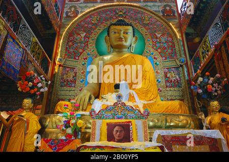 Indien: Sakyamuni Buddha Bild im Tawang Kloster, Arunachal Pradesh. Foto von Sandrog (CC BY-SA 2,5 Lizenz). Acht Meter hohe Statue des Sakyamuni Buddha im Tawang Kloster im westlichen Arunachal Pradesh. Stockfoto