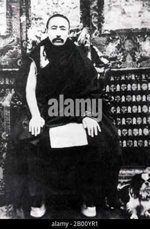 China/Tibet: Thubten Chokyi Nyima, der Panchen Lama von 9th (1883–1937). Der Panchen Lama ist der höchste Lama nach dem Dalai Lama in der Gelugpa (DGE-lugs-pa) Sekte des tibetischen Buddhismus (die Sekte, die Westtibet vom 16th. Jahrhundert bis zur Einführung der chinesischen Souveränität im Jahr 1951 kontrollierte). Die aufeinander folgenden Panchen Lamas bilden eine Tulku Reinkarnationslinie, die angeblich die Inkarnationen von Amitabha Buddha sind. Der Name, was "großer Gelehrter" bedeutet, ist eine tibetische Kontraktion des Sanskrit pandita (Gelehrter) und des tibetischen Chenpo (groß). Stockfoto