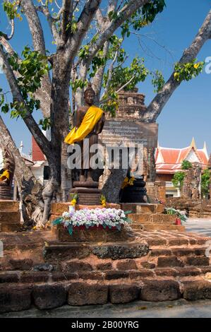 Thailand: Stehender Buddha in der Nähe der Khmer Schreine, Wat Kamphaeng Laeng, Phetchaburi. Wat Kamphaeng Laeng war ursprünglich ein 12th Jahrhundert Khmer Hindu Ort der Anbetung, später zu einem buddhistischen Tempel. Phetchaburi markierte wahrscheinlich auch die südlichste Ausdehnung des Khmer-Reiches. Stockfoto