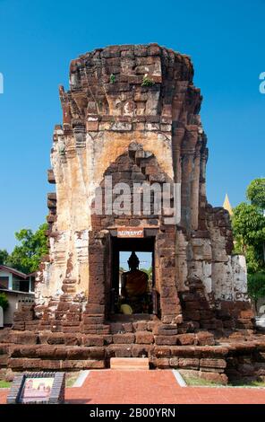 Thailand: Ein Buddha in einem der Khmer-Schreine im Wat Kamphaeng Laeng, Phetchaburi. Wat Kamphaeng Laeng war ursprünglich ein 12th Jahrhundert Khmer Hindu Ort der Anbetung, später zu einem buddhistischen Tempel. Phetchaburi markierte wahrscheinlich auch die südlichste Ausdehnung des Khmer-Reiches. Stockfoto