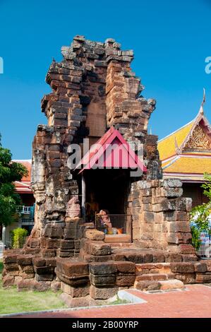 Thailand: Ein Buddha in einem der Khmer-Schreine im Wat Kamphaeng Laeng, Phetchaburi. Wat Kamphaeng Laeng war ursprünglich ein 12th Jahrhundert Khmer Hindu Ort der Anbetung, später zu einem buddhistischen Tempel. Phetchaburi markierte wahrscheinlich auch die südlichste Ausdehnung des Khmer-Reiches. Stockfoto