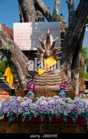 Thailand: Mucalinda schützt oder schützt den Buddha, Wat Kamphaeng Laeng, Phetchaburi. Wat Kamphaeng Laeng war ursprünglich ein 12th Jahrhundert Khmer Hindu Ort der Anbetung, später zu einem buddhistischen Tempel. Phetchaburi markierte wahrscheinlich auch die südlichste Ausdehnung des Khmer-Reiches. Stockfoto