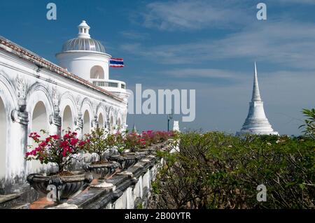 Thailand: Palastkomplex, Khao Wang und Phra Nakhon Khiri Historical Park, Phetchaburi. Phra Nakhon Khiri ist ein historischer Park auf einem Hügel mit Blick auf Phetchaburi Stadt. Der Name Phra Nakhon Khiri bedeutet Hügel der Heiligen Stadt, aber die Einheimischen kennen ihn besser als Khao Wang, was bedeutet Hügel mit Palast. Der ganze Komplex wurde als Sommerpalast von König Mongkut gebaut, die Bauarbeiten wurden 1860 abgeschlossen. Stockfoto