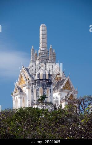 Thailand: Palastkomplex, Khao Wang und Phra Nakhon Khiri Historical Park, Phetchaburi. Phra Nakhon Khiri ist ein historischer Park auf einem Hügel mit Blick auf Phetchaburi Stadt. Der Name Phra Nakhon Khiri bedeutet Hügel der Heiligen Stadt, aber die Einheimischen kennen ihn besser als Khao Wang, was bedeutet Hügel mit Palast. Der ganze Komplex wurde als Sommerpalast von König Mongkut gebaut, die Bauarbeiten wurden 1860 abgeschlossen. Stockfoto